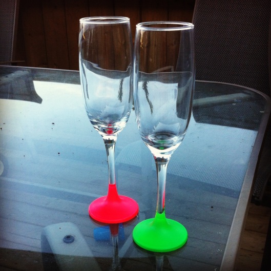neon champange glasses DIY
